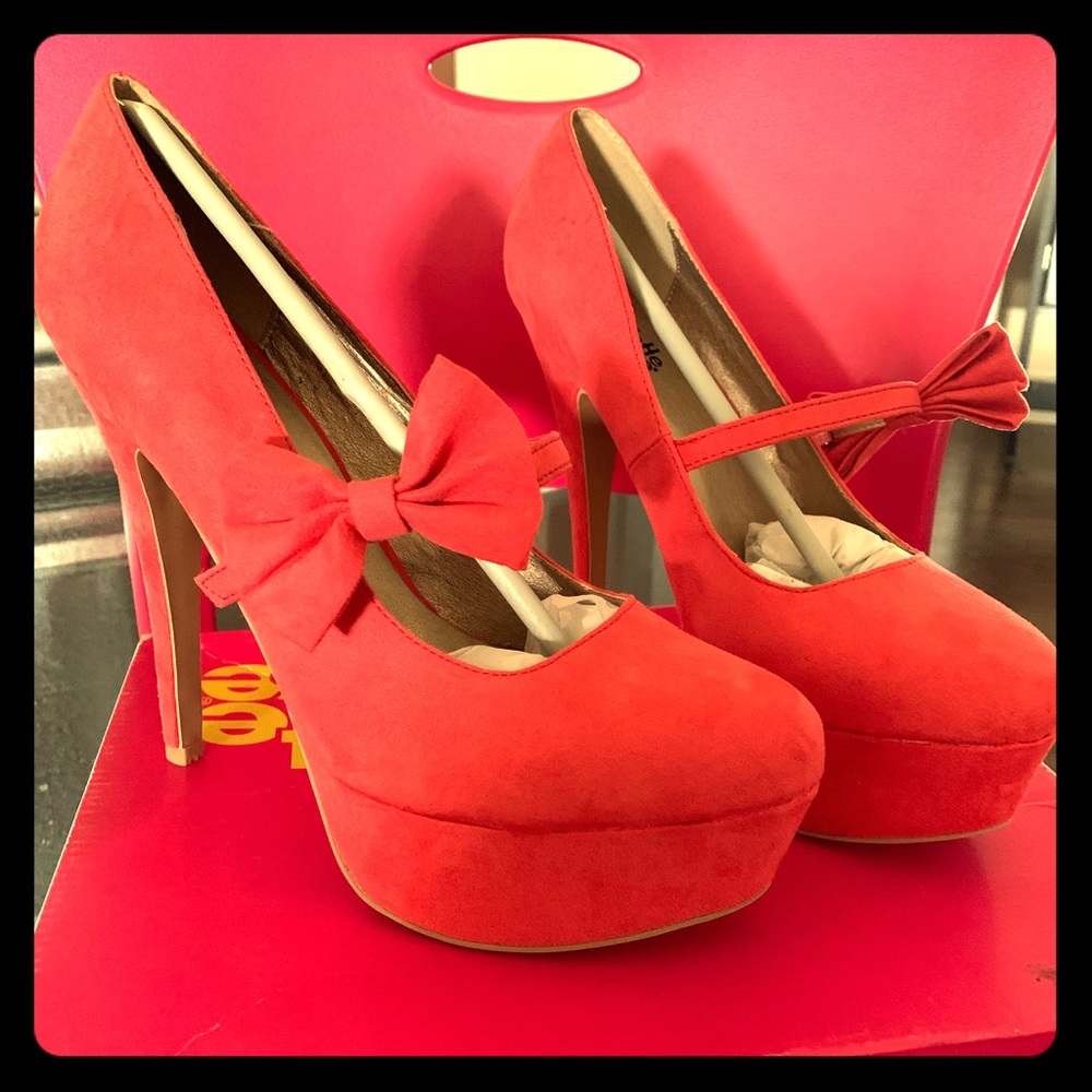 Charlotte Russe pink pumps with adorable bow